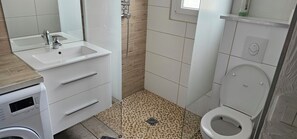 Bathroom - Vrbo Property (Mallemoisson)