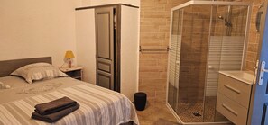 Room - Vrbo Property (Mallemoisson)