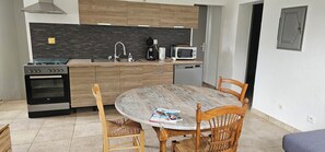 Private kitchen - Vrbo Property (Mallemoisson)
