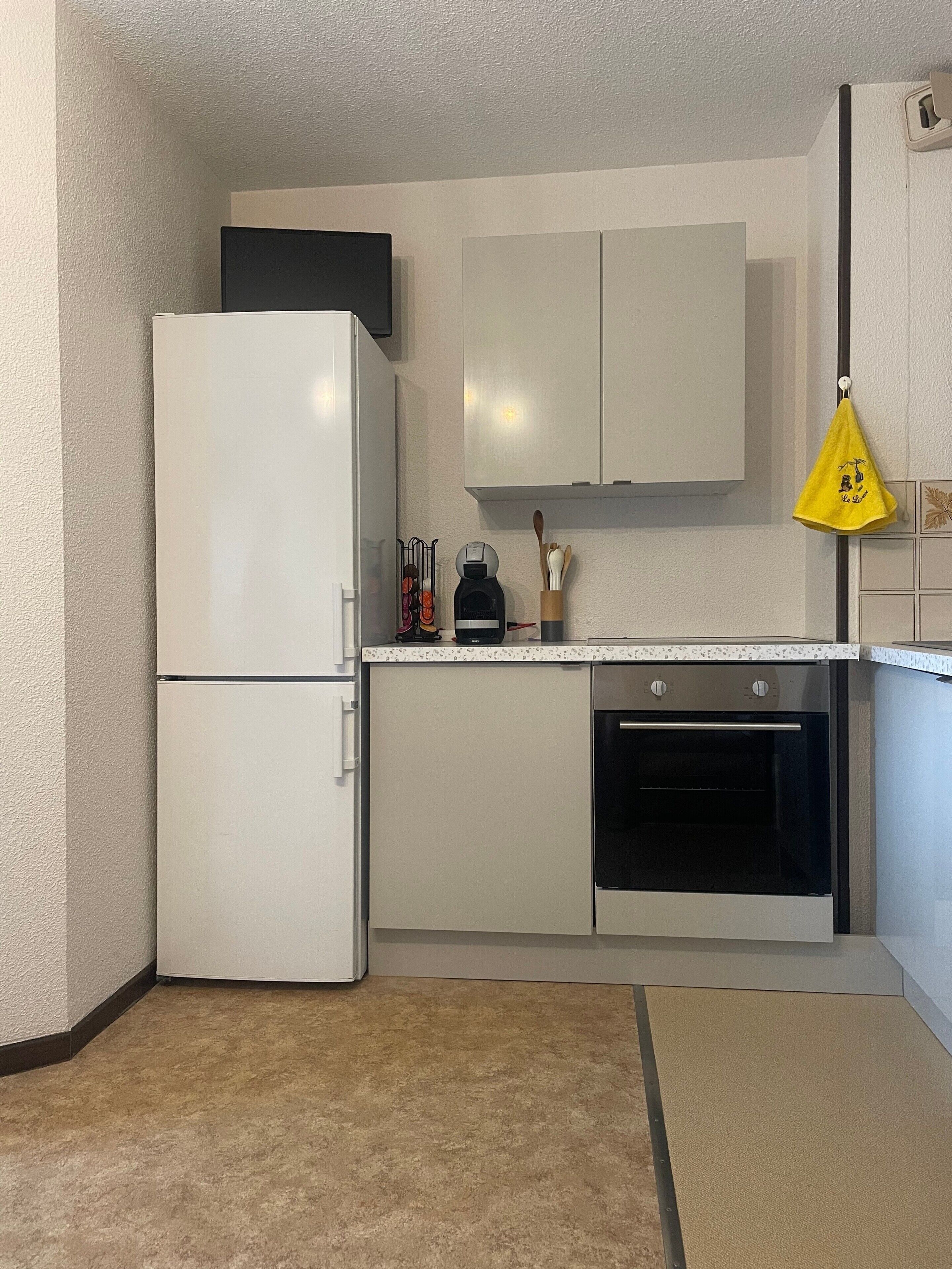 Kahvin-/teenkeitin, jääkaappi, mikroaaltouuni, uuni