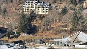Une station de ski dotée d’un grand bâtiment, de pistes de ski et d’un parking.