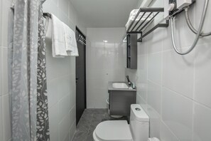 Dusche, Haartrockner, Handtücher, Seife