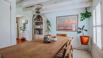 House, Private Bathroom (The Mariposa) | Tempat makan
