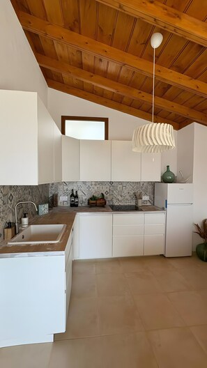 Coffee/tea maker, fridge, microwave, stovetop - Holiday Home 'Lagar De Elba' with Sea View, Private Pool and Wi-Fi (Las Manchas)