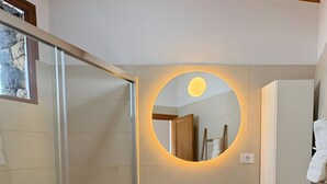 Ein modernes Badezimmer mit Dusche, Toilette und Waschtisch.