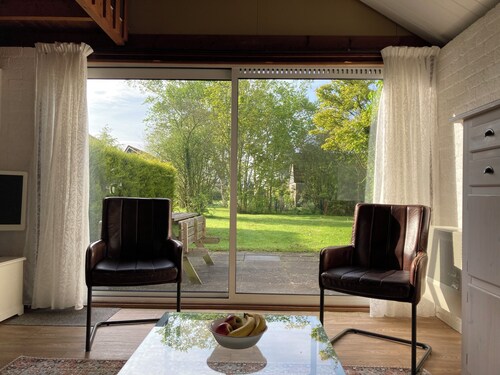A cozy vacation home with a view of nature near the beach