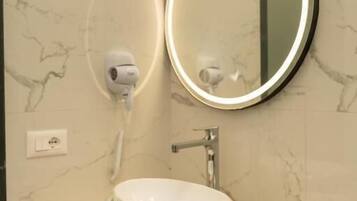 Appartamento Deluxe | Bagno | Set di cortesia gratuito, asciugamani, carta igienica