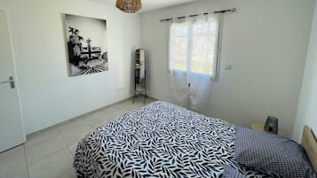 3 slaapkamers, een strijkplank/strijkijzer, internet, beddengoed