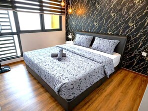 Tabla de planchar con plancha, wifi gratis y ropa de cama 