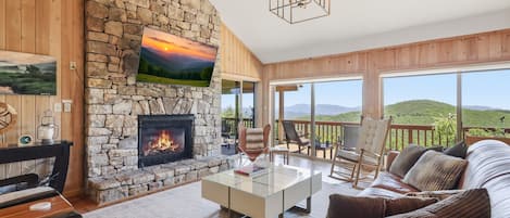 Televisión, chimenea, futbolito y libros