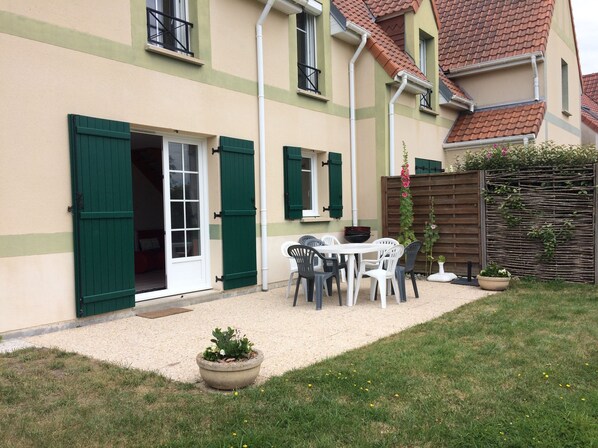 Outdoor dining - Vrbo Property (Fort-Mahon-Plage)