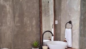 A bathroom with a wooden vanity, a white sink, a mirror, and a towel rack. - Casa ensueño hogar boutique  (Guaduas)