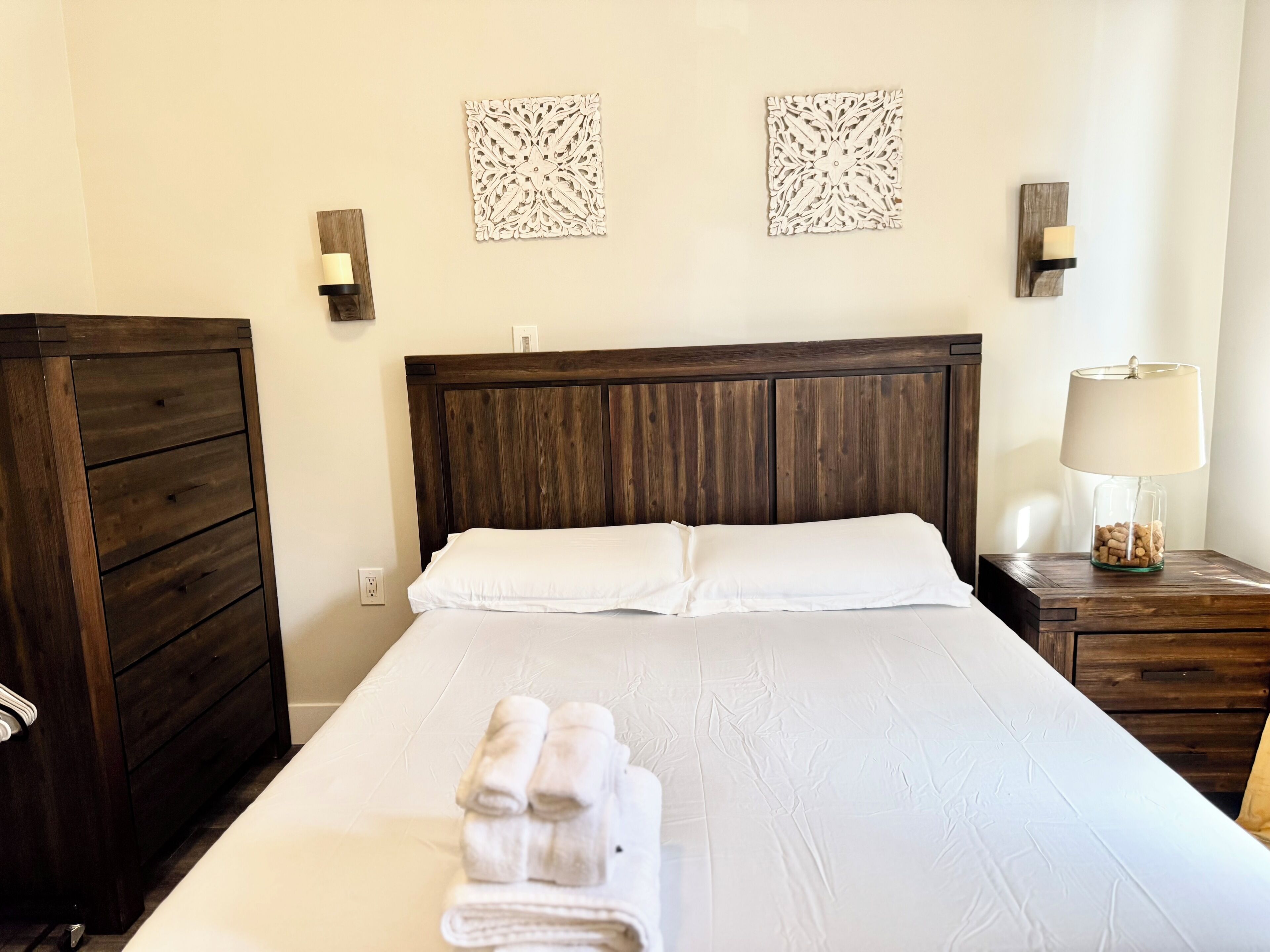3 habitaciones, tabla de planchar con plancha, wifi y ropa de cama 