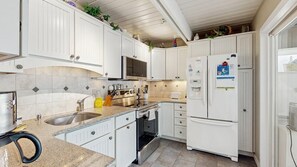 Wasserkocher mit Kaffee-/Teezubehör, Kühlschrank, Mikrowelle, Ofen