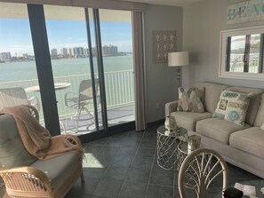 Living area - Pleasant 1-bedroom condo with AC in Fort Myers Beach (Fort Myers Beach)