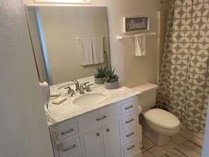 Bathroom - Pleasant 1-bedroom condo with AC in Fort Myers Beach (Fort Myers Beach)