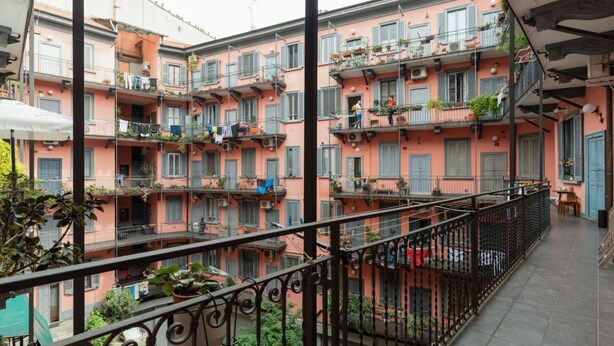 A multi-story building with balconies, some with plants and laundry. - Comfortable 35m2 apartment, ideal for up to 5 people, located on the second floor of a building with lift.The accommodation is located in the Porta Romana district in a strategic position, a stone's throw from the Lodi Tibb M3 stop and the Porta Roman (Milan)