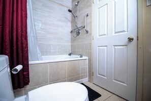 Bathroom - Vrbo Property (Laval)
