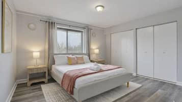 4 bedrooms, iron/ironing board, WiFi, bed sheets