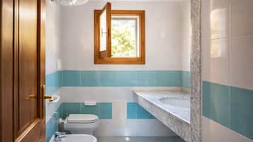 Apartment, Terrasse | Badezimmer | Handtücher, Toilettenpapier