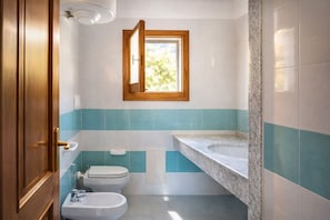 Apartemen, patio | Kamar mandi | Handuk dan tisu toilet
