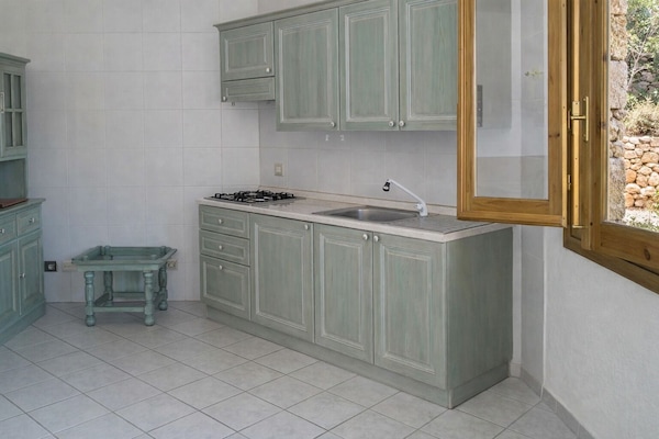Apartamento, patio | Cocina privada | Frigorífico, microondas, placa de cocina y utensilios de cocina