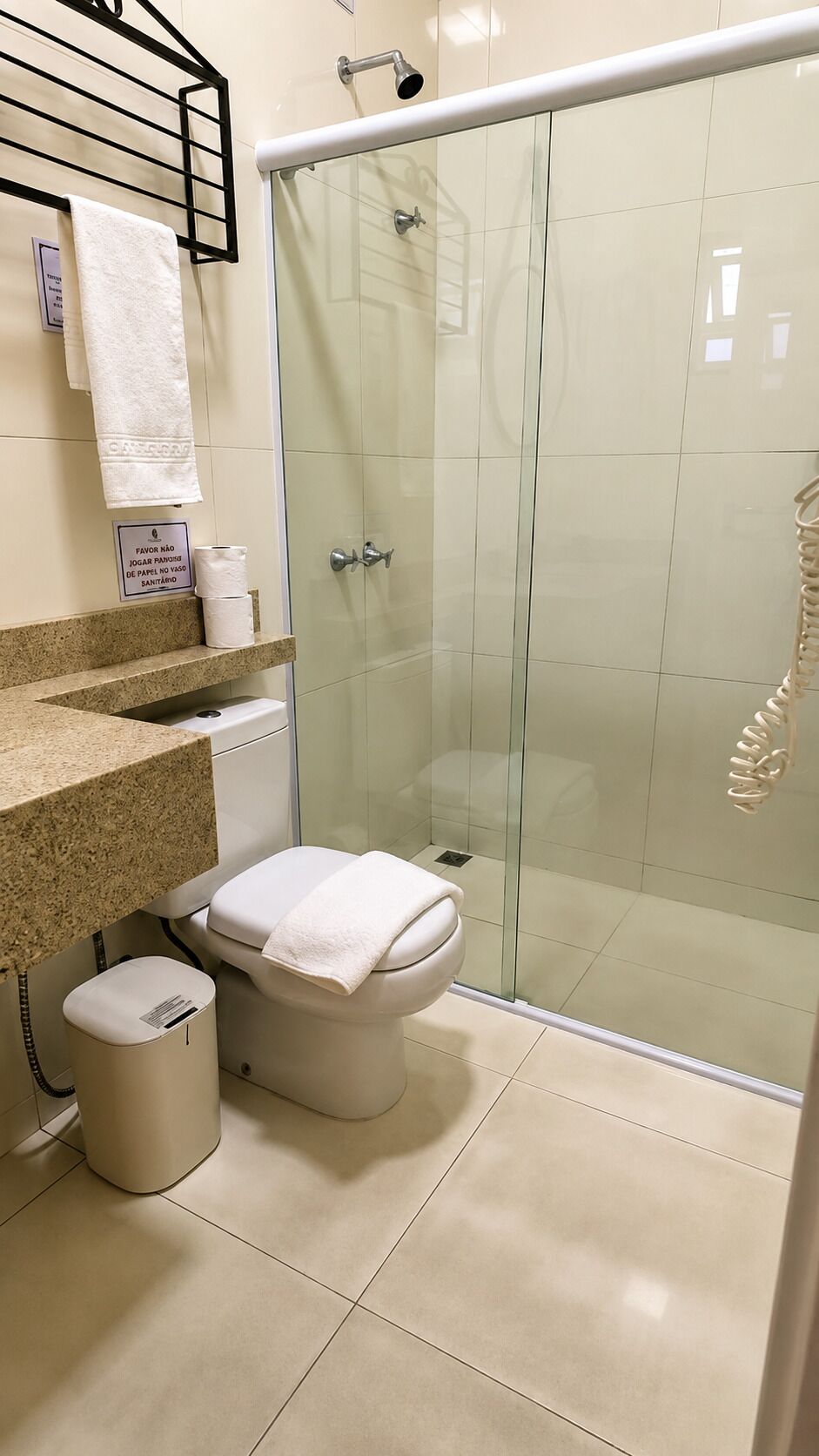Superior-Dreibettzimmer, Stadtblick | Badezimmer | Dusche, Haartrockner, Handtücher, Seife