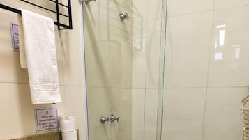 Superior-Dreibettzimmer, Stadtblick | Badezimmer | Dusche, Haartrockner, Handtücher, Seife