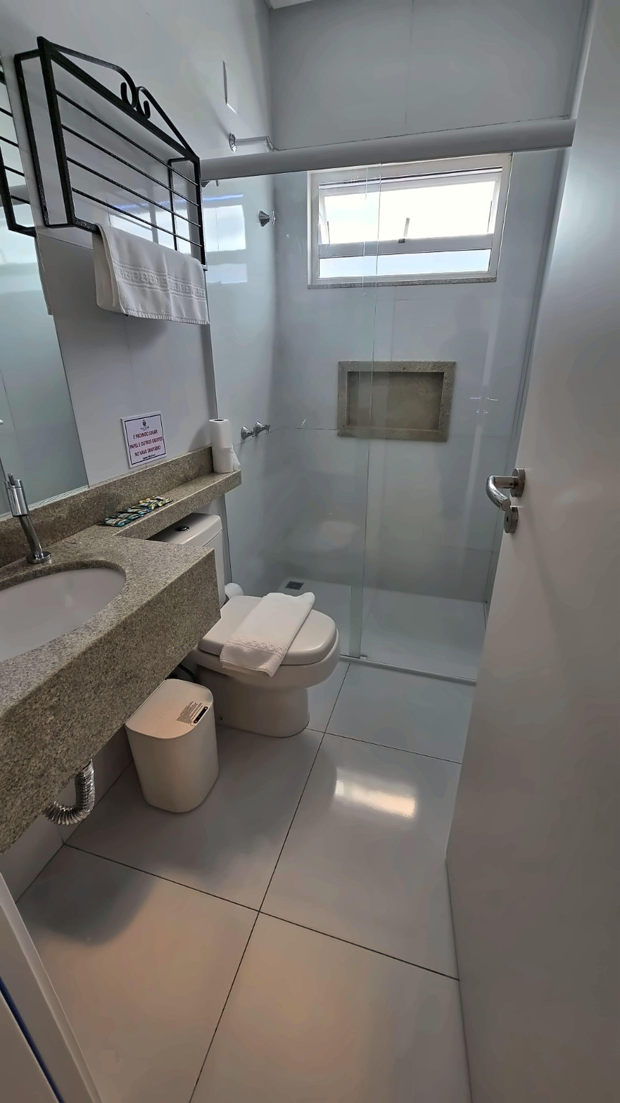 Habitación triple estándar | Baño | Ducha, secador de pelo, toallas y jabón