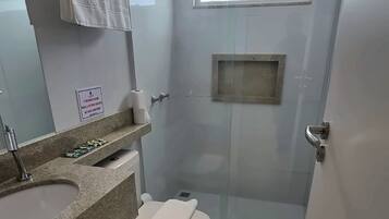 Habitación triple estándar | Baño | Ducha, secador de pelo, toallas y jabón