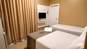 Superior Triple Room, City View | Blackout curtains, free WiFi, bed sheets - Pousada Villa di Luri (Penha)
