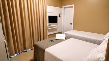 Quarto triplo superior, vista para a cidade | Cortinas blackout, Wi-Fi de cortesia, roupa de cama