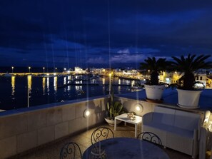 Outdoor dining - Holiday Home 'La Terrazza Di Rosalia' with Sea View, Wi-Fi and Air Conditioning (Bari)