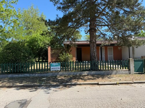 Spacious, renovated single-story villa with a large garden