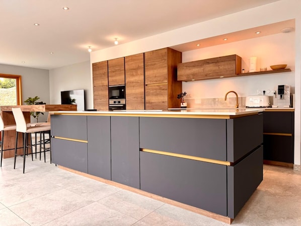 Private kitchen - Family Home, a 10-minute walk from the beach - 4 suites with private bathrooms (Quiberon)