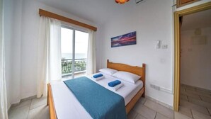 4 bedrooms, iron/ironing board, WiFi, bed sheets - Seaview Paradise Villa w/ pool & jacuzzi in Pomos (Pomos)