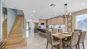Dining - Premium 3-Suite Townhome in Fort Lauderdale w/ Pool, near Las Olas & FLL (Fort Lauderdale)