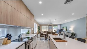 Private kitchen - Premium 3-Suite Townhome in Fort Lauderdale w/ Pool, near Las Olas & FLL (Fort Lauderdale)