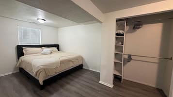 1 slaapkamer, een strijkplank/strijkijzer, wifi, beddengoed