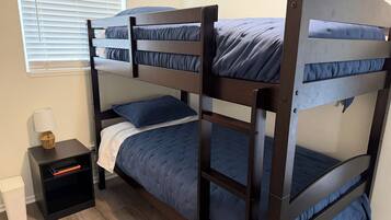 1 slaapkamer, een strijkplank/strijkijzer, wifi, beddengoed