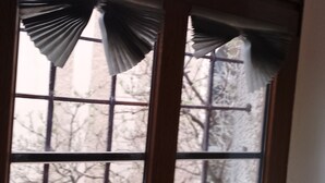 Una ventana con un marco de madera y un diseño de cuadrícula.