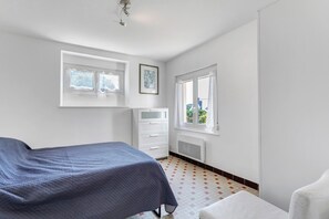 1 dormitorio, tabla de planchar con plancha, wifi