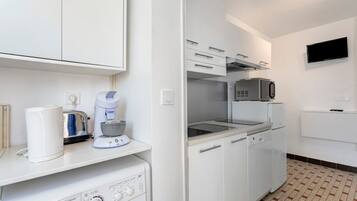 Wasserkocher mit Kaffee-/Teezubehör, Kühlschrank, Mikrowelle, Ofen