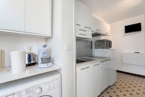 Coffee/tea maker, fridge, microwave, oven