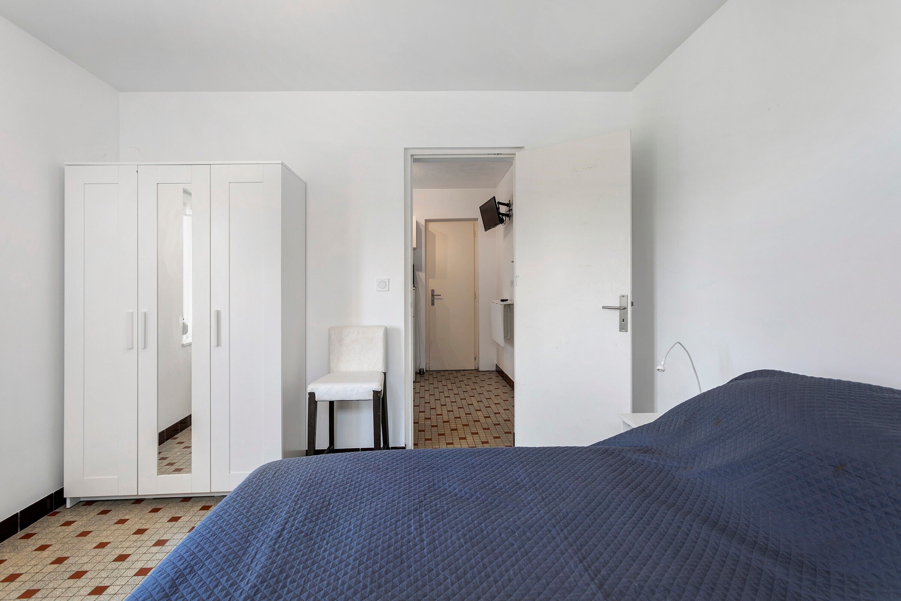 1 habitación, tabla de planchar con plancha y wifi 