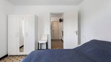 1 habitación, tabla de planchar con plancha y wifi