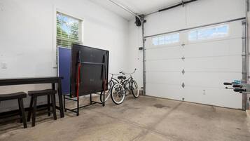 Un garage contenant un vélo, une table et un banc.