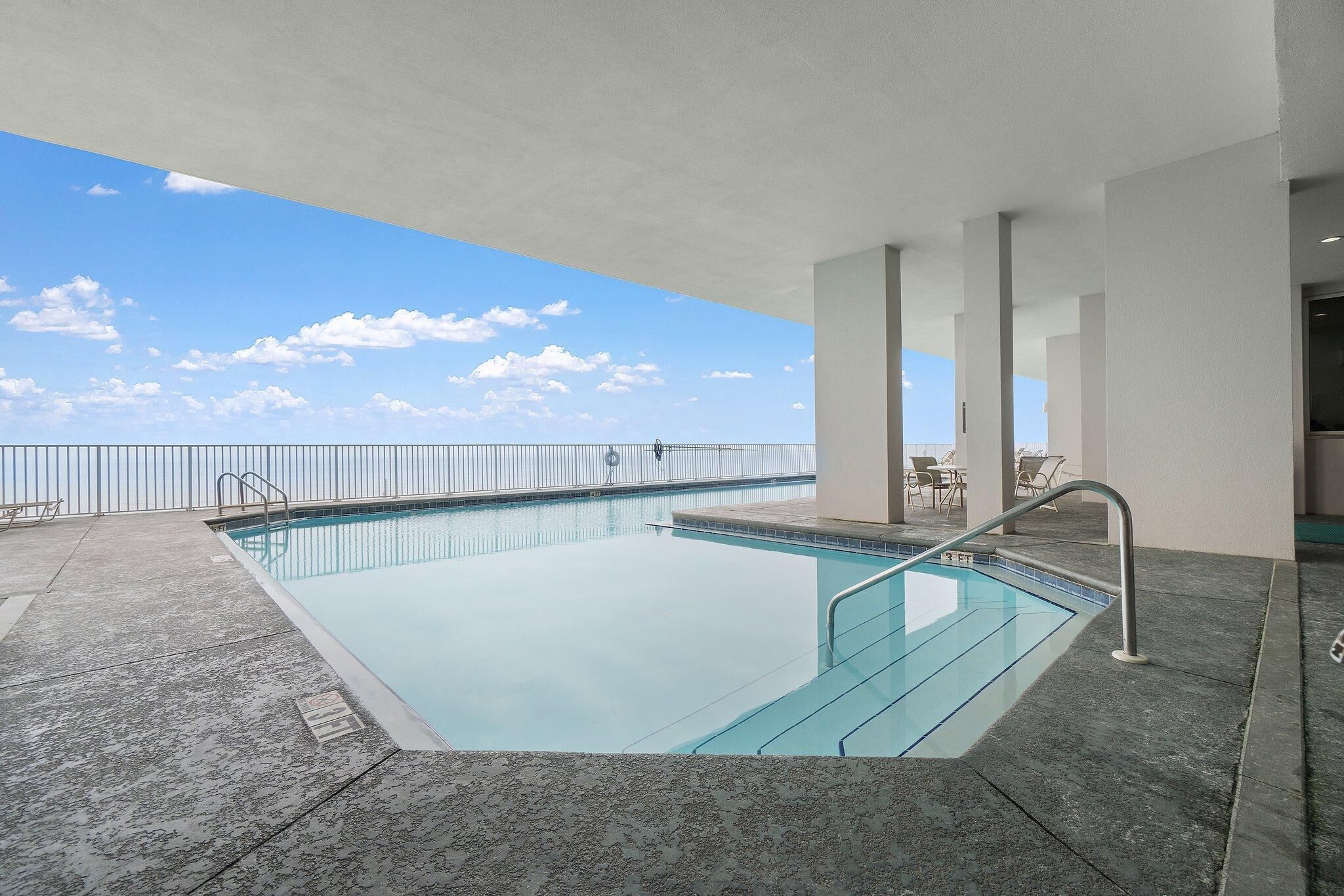 Apartment, 1 King-Bett und Schlafsofa (Windemere 1004) | Pool | Innenpool, Außenpool