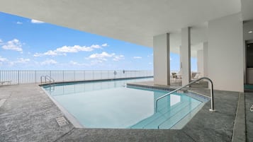 Apartment, 1 King-Bett und Schlafsofa (Windemere 1004) | Pool | Innenpool, Außenpool