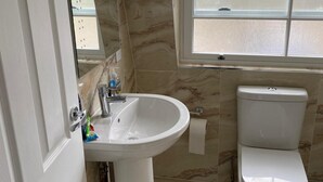 Bathroom - Impeccable 1-bed House in London (London)